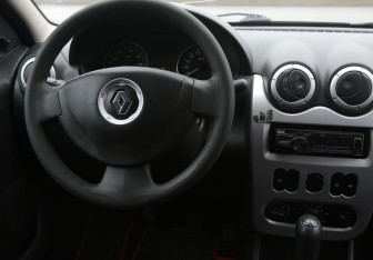 Подержанный автомобиль Renault Logan Sedan 2013 года (14 фото)