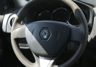 Подержанный автомобиль Renault Logan Sedan 2015 года (16 фото)