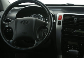 Подержанный автомобиль Hyundai Tucson 2006 года (14 фото)