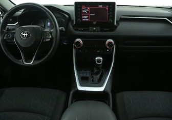 Подержанный автомобиль Toyota RAV4 2020 года (12 фото)
