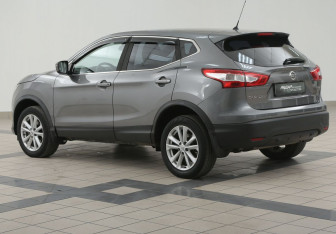 Подержанный автомобиль Nissan Qashqai 2015 года (2 фото)