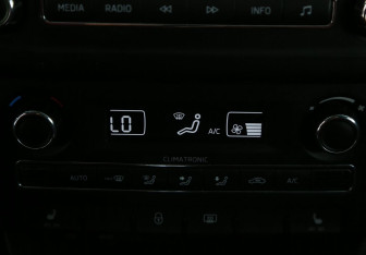 Подержанный автомобиль Skoda Rapid Liftback 2014 года (16 фото)