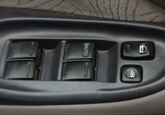 Подержанный автомобиль Nissan Almera Sedan 2002 года (17 фото)