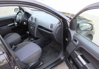 Подержанный автомобиль Ford Fusion 2006 года (9 фото)