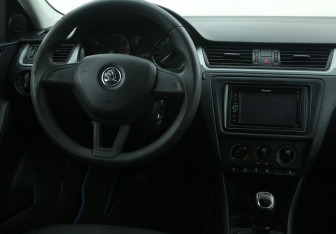 Подержанный автомобиль Skoda Rapid Liftback 2017 года (14 фото)