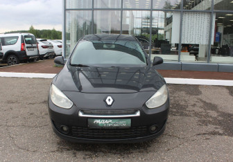 Подержанный автомобиль Renault Fluence 2011 года (2 фото)