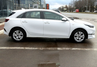 Подержанный автомобиль Kia Ceed Hatchback 2022 года (7 фото)