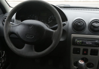 Подержанный автомобиль Renault Logan Sedan 2007 года (13 фото)
