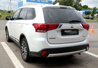 Подержанный автомобиль Mitsubishi Outlander 2018 года (4 фото)