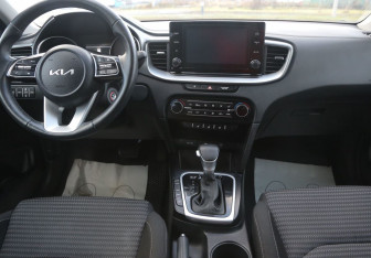 Подержанный автомобиль Kia Ceed Hatchback 2022 года (23 фото)
