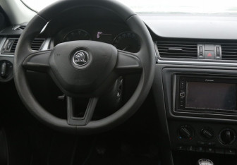 Подержанный автомобиль Skoda Rapid Liftback 2017 года (14 фото)