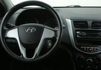 Подержанный автомобиль Hyundai Solaris Sedan 2011 года (14 фото)