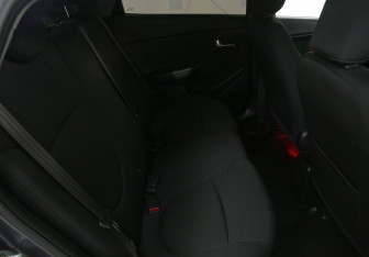 Подержанный автомобиль Kia Rio Sedan 2016 года (11 фото)