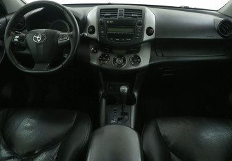 Подержанный автомобиль Toyota RAV4 2010 года (12 фото)