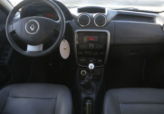 Подержанный автомобиль Renault Duster 2015 года (12 фото)