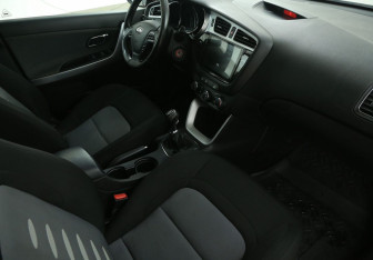 Подержанный автомобиль Kia Ceed Hatchback 2013 года (9 фото)