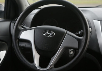 Подержанный автомобиль Hyundai Solaris Sedan 2011 года (16 фото)