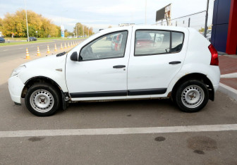 Подержанный автомобиль Dacia Sandero 2009 года (8 фото)