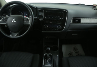 Подержанный автомобиль Mitsubishi Outlander 2012 года (12 фото)