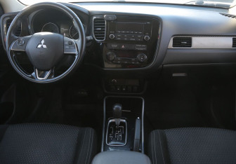 Подержанный автомобиль Mitsubishi Outlander 2018 года (12 фото)