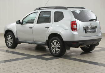Подержанный автомобиль Renault Duster 2015 года (2 фото)