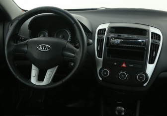 Подержанный автомобиль Kia Ceed Hatchback 2010 года (14 фото)