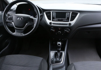 Подержанный автомобиль Hyundai Solaris Sedan 2021 года (12 фото)