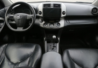 Подержанный автомобиль Toyota RAV4 2011 года (13 фото)