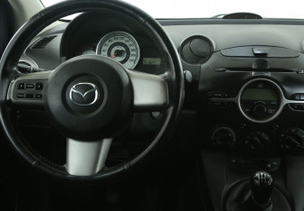 Подержанный автомобиль Mazda 2 Hatchback 2008 года (14 фото)