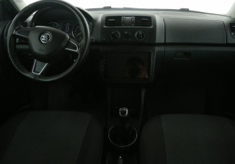 Подержанный автомобиль Skoda Fabia Hatchback 2014 года (12 фото)