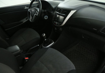 Подержанный автомобиль Hyundai Solaris Hatchback 2011 года (9 фото)