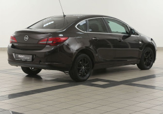 Подержанный автомобиль Opel Astra Sedan 2014 года (4 фото)