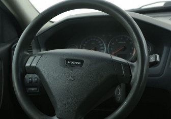 Подержанный автомобиль Volvo S60 2002 года (17 фото)
