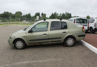 Подержанный автомобиль Renault Symbol 2002 года (4 фото)