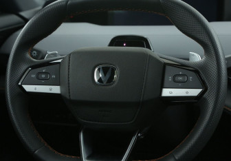 Подержанный автомобиль Changan UNI-V 2023 года (15 фото)