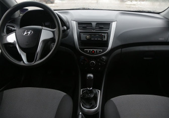 Подержанный автомобиль Hyundai Solaris Sedan 2012 года (12 фото)