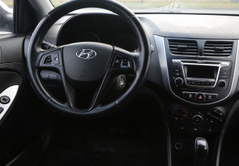 Подержанный автомобиль Hyundai Solaris Hatchback 2015 года (14 фото)