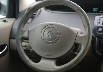 Подержанный автомобиль Renault Scenic 2004 года (16 фото)