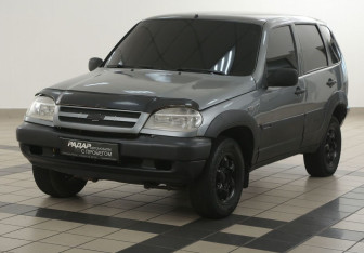 Подержанный автомобиль Chevrolet Niva 2004 года (8 фото)