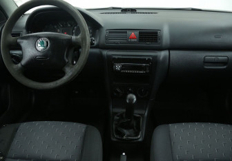 Подержанный автомобиль Skoda Octavia Liftback 2008 года (12 фото)