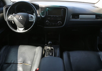 Подержанный автомобиль Mitsubishi Outlander 2013 года (12 фото)