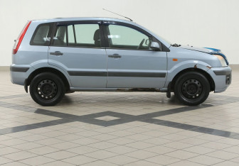 Подержанный автомобиль Ford Fusion 2006 года (5 фото)