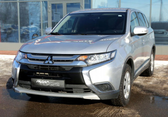 Подержанный автомобиль Mitsubishi Outlander 2018 года (3 фото)