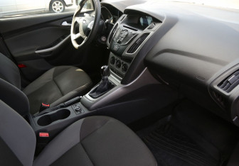 Подержанный автомобиль Ford Focus Sedan 2011 года (9 фото)