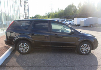 Подержанный автомобиль Ford Focus Wagon 2006 года (8 фото)