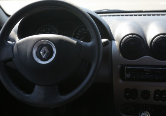 Подержанный автомобиль Renault Sandero 2012 года (14 фото)