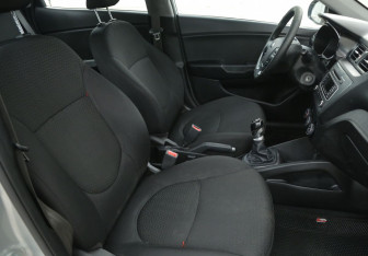 Подержанный автомобиль Kia Rio Sedan 2015 года (10 фото)