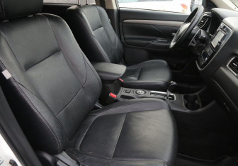 Подержанный автомобиль Mitsubishi Outlander 2012 года (10 фото)
