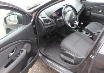Подержанный автомобиль Renault Fluence 2011 года (9 фото)