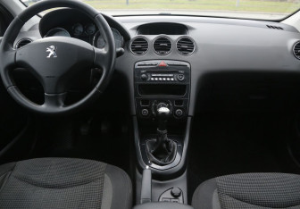 Подержанный автомобиль Peugeot 408 2013 года (12 фото)